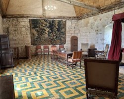 Sols de la chambre en carreaux 11x11 émaillés verts et jaunes identiques à ceux retrouvés sur site.